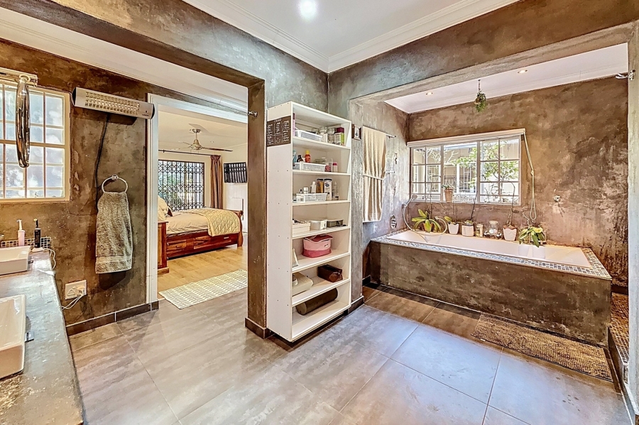 5 Bedroom Property for Sale in Faerie Glen Gauteng