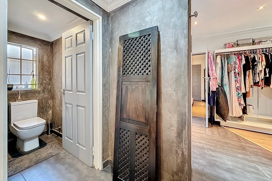5 Bedroom Property for Sale in Faerie Glen Gauteng