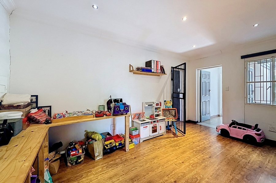 5 Bedroom Property for Sale in Faerie Glen Gauteng