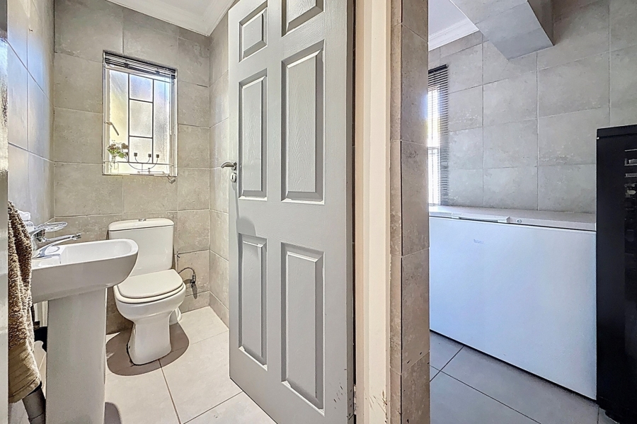 5 Bedroom Property for Sale in Faerie Glen Gauteng