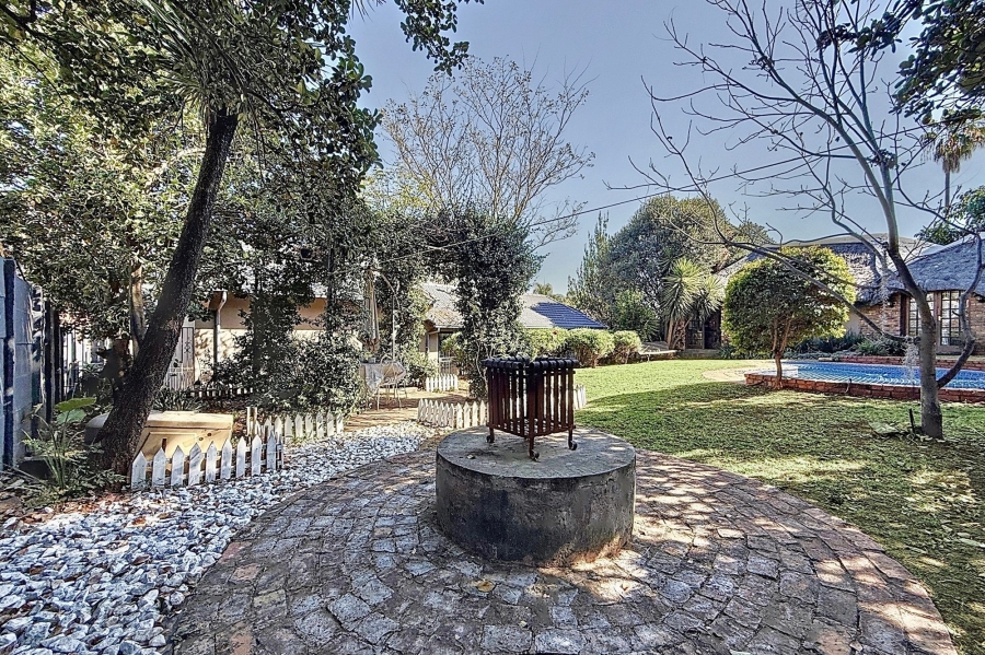 5 Bedroom Property for Sale in Faerie Glen Gauteng