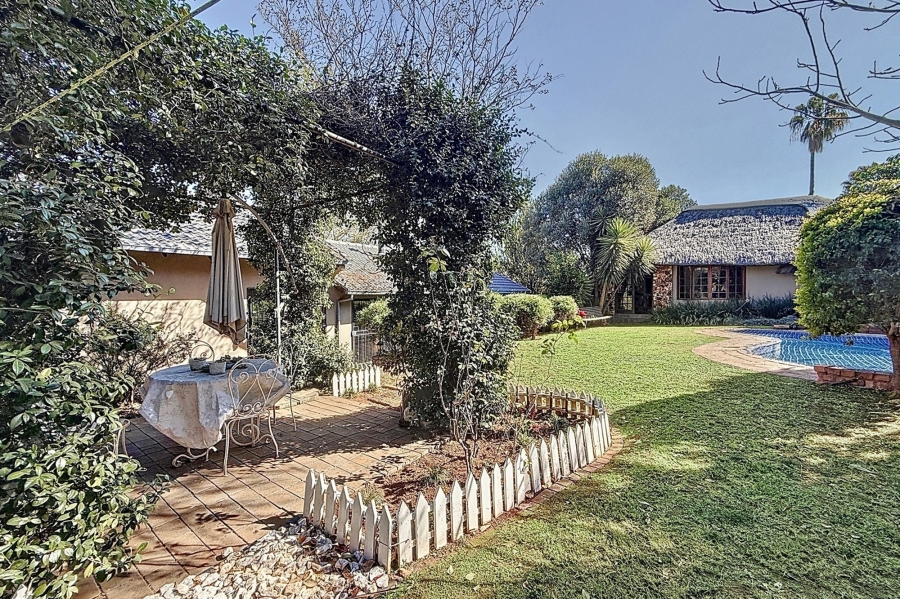 5 Bedroom Property for Sale in Faerie Glen Gauteng
