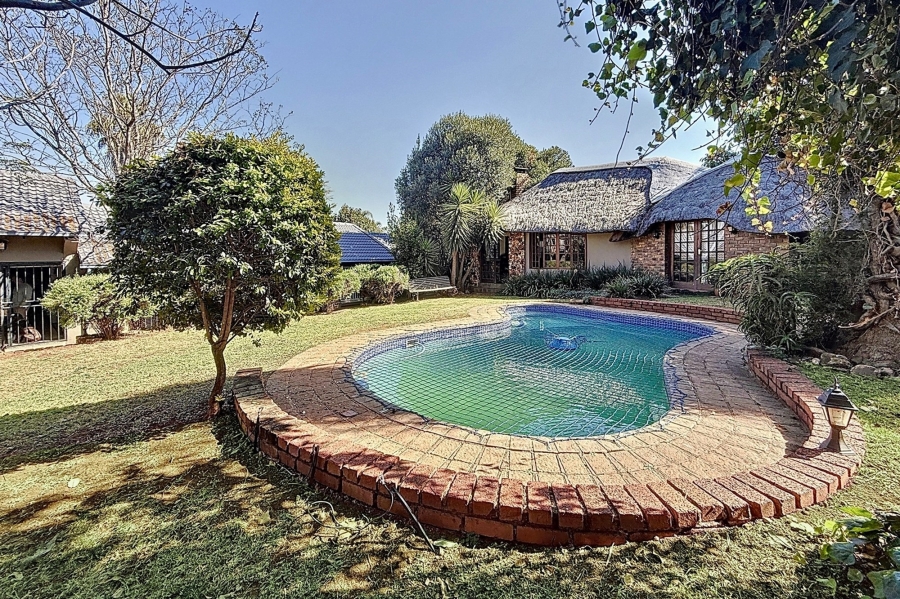 5 Bedroom Property for Sale in Faerie Glen Gauteng