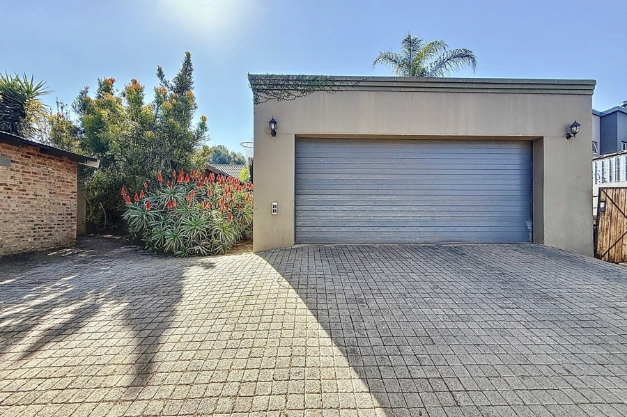 5 Bedroom Property for Sale in Faerie Glen Gauteng