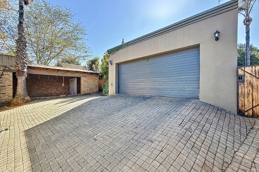 5 Bedroom Property for Sale in Faerie Glen Gauteng