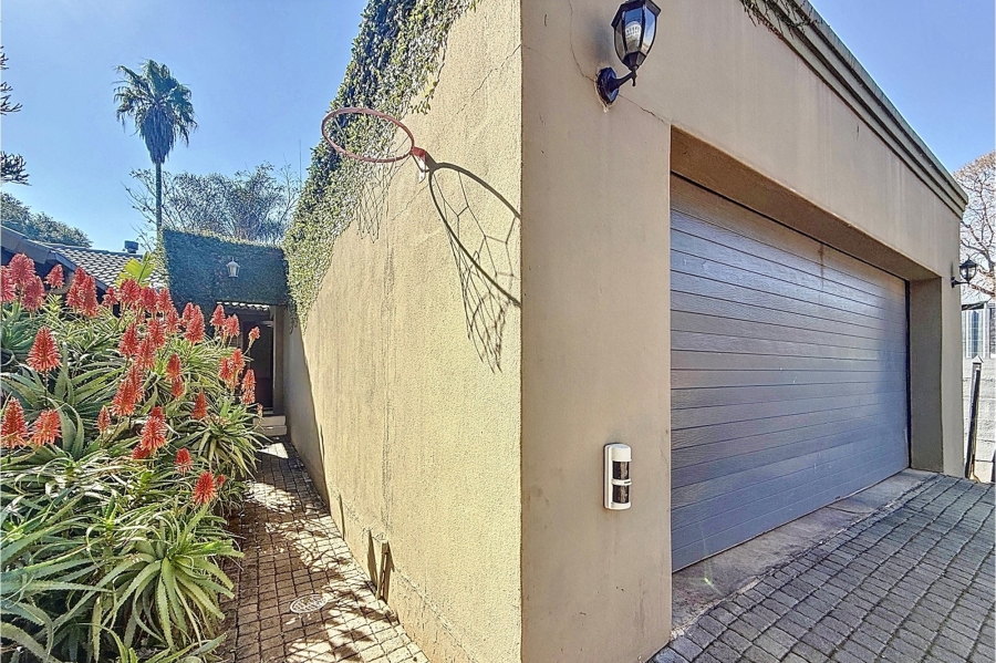 5 Bedroom Property for Sale in Faerie Glen Gauteng