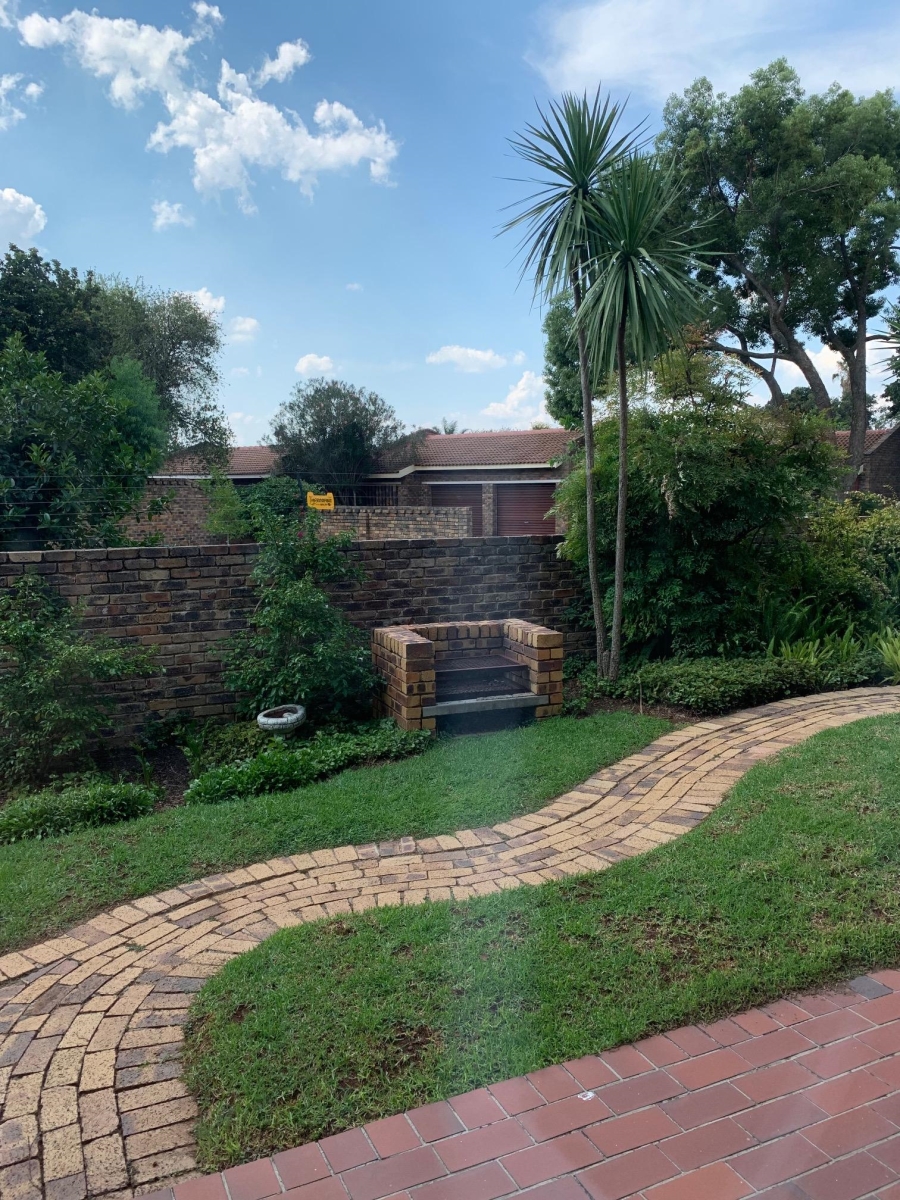 To Let 2 Bedroom Property for Rent in Douglasdale Gauteng