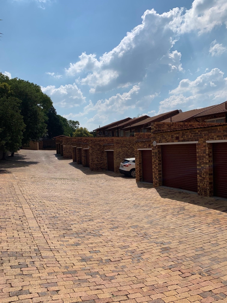 To Let 2 Bedroom Property for Rent in Douglasdale Gauteng