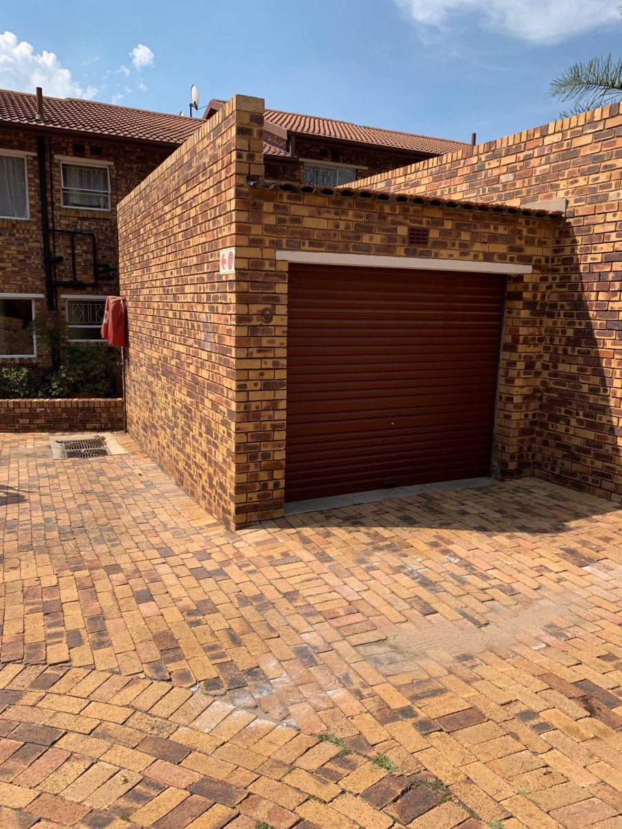 To Let 2 Bedroom Property for Rent in Douglasdale Gauteng