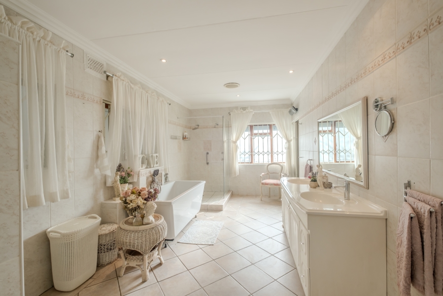 5 Bedroom Property for Sale in Waterkloof Ridge Gauteng