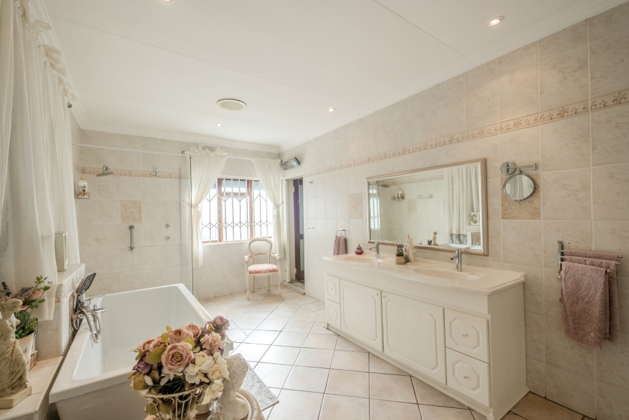 5 Bedroom Property for Sale in Waterkloof Ridge Gauteng