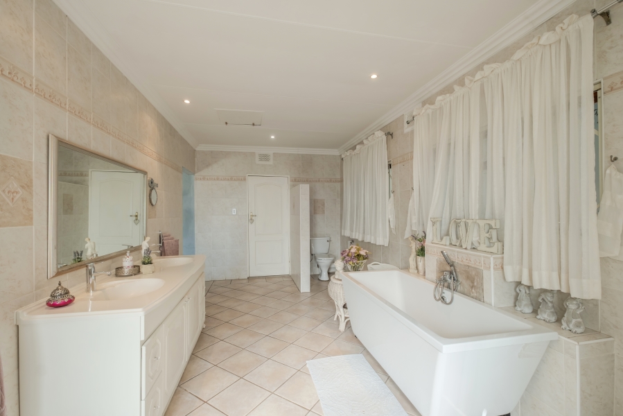 5 Bedroom Property for Sale in Waterkloof Ridge Gauteng