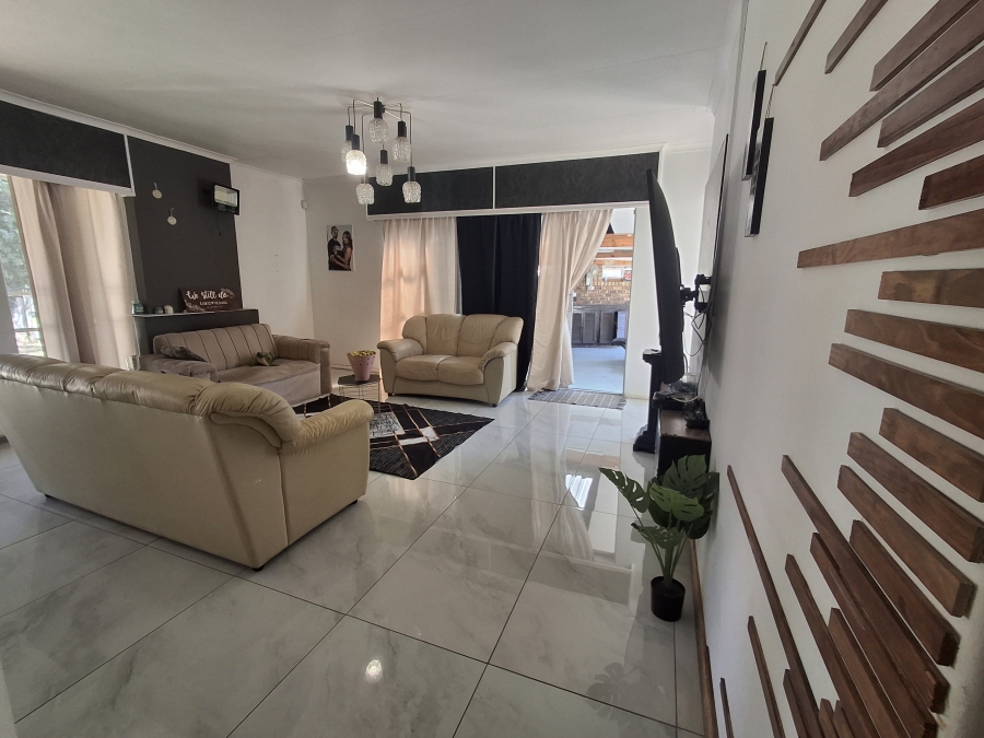 To Let 3 Bedroom Property for Rent in Croydon Gauteng