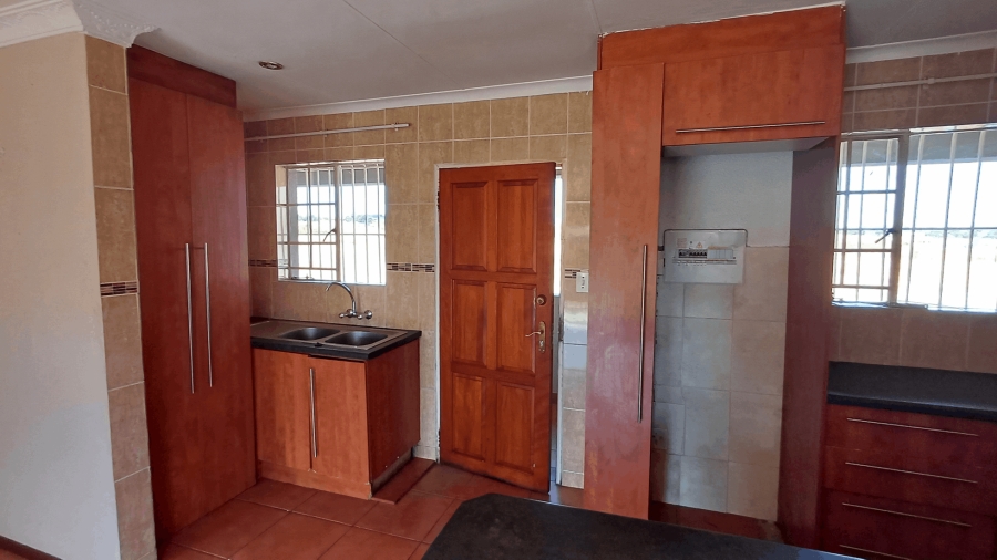 To Let 3 Bedroom Property for Rent in Glen Marais Gauteng