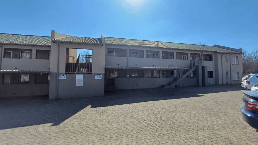 To Let 3 Bedroom Property for Rent in Glen Marais Gauteng