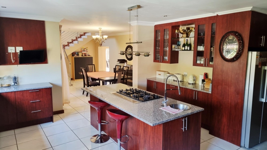 5 Bedroom Property for Sale in Rooihuiskraal Gauteng