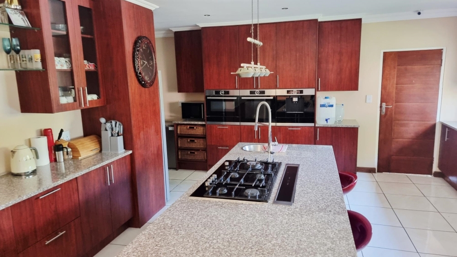 5 Bedroom Property for Sale in Rooihuiskraal Gauteng