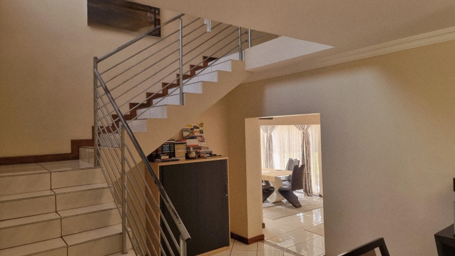 5 Bedroom Property for Sale in Rooihuiskraal Gauteng