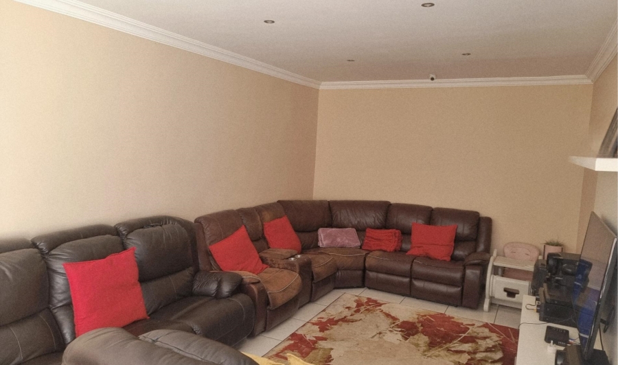 5 Bedroom Property for Sale in Rooihuiskraal Gauteng