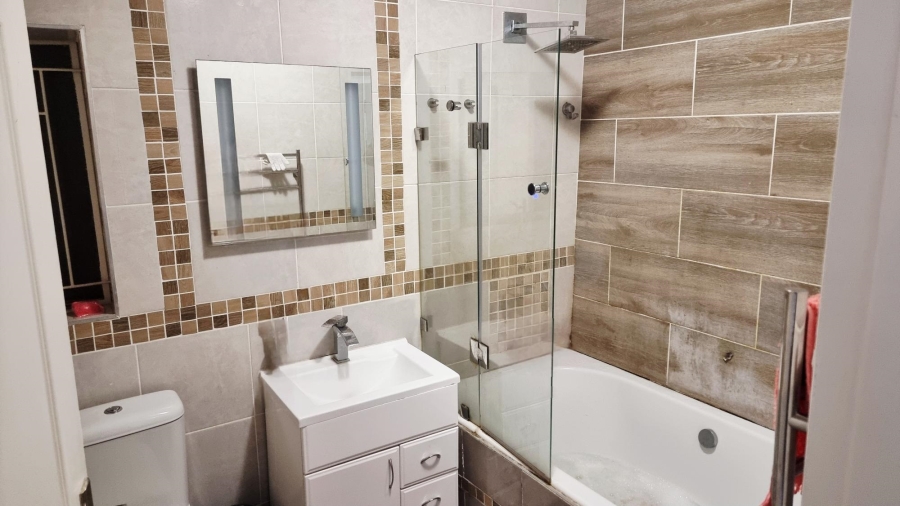 5 Bedroom Property for Sale in Rooihuiskraal Gauteng