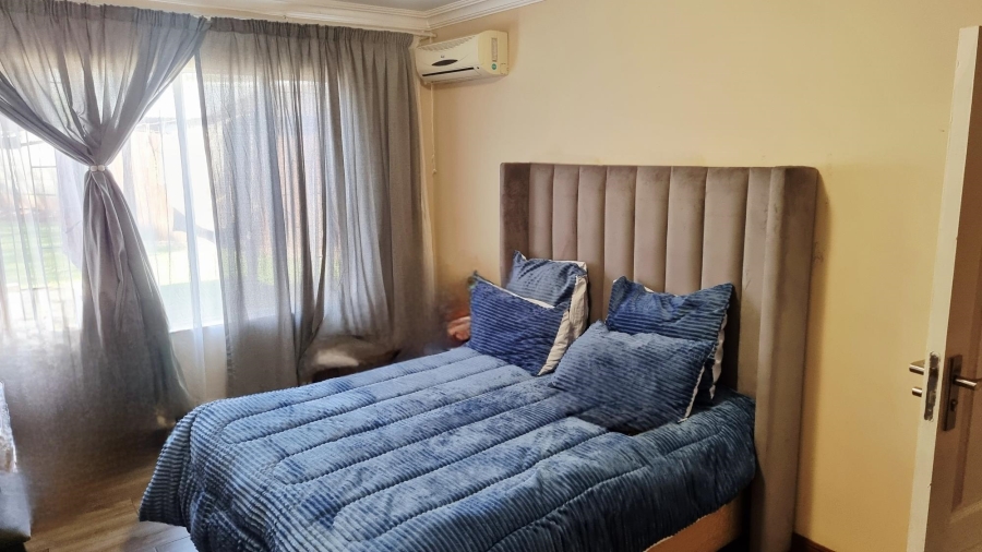 5 Bedroom Property for Sale in Rooihuiskraal Gauteng