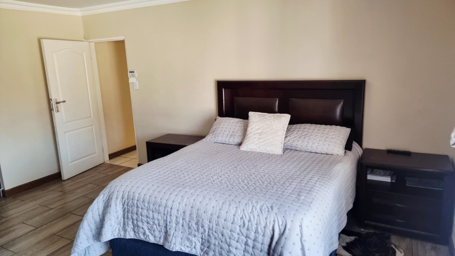 5 Bedroom Property for Sale in Rooihuiskraal Gauteng