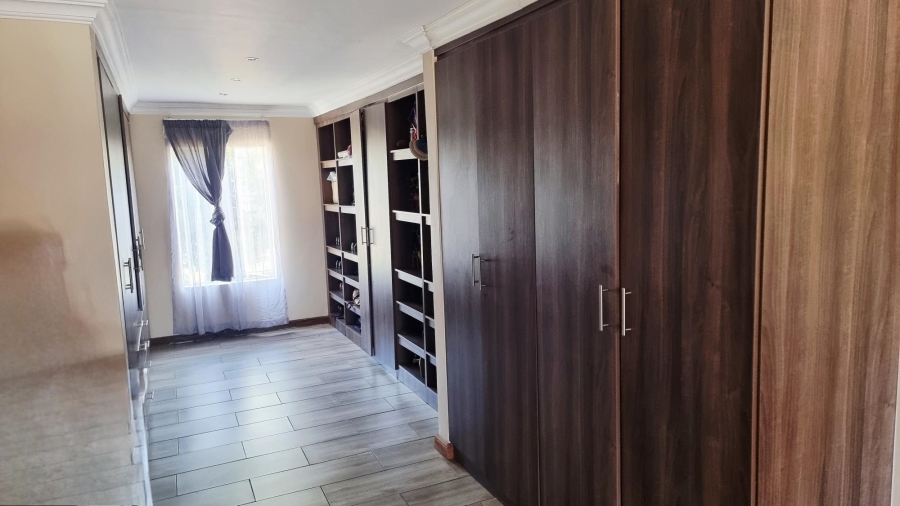 5 Bedroom Property for Sale in Rooihuiskraal Gauteng