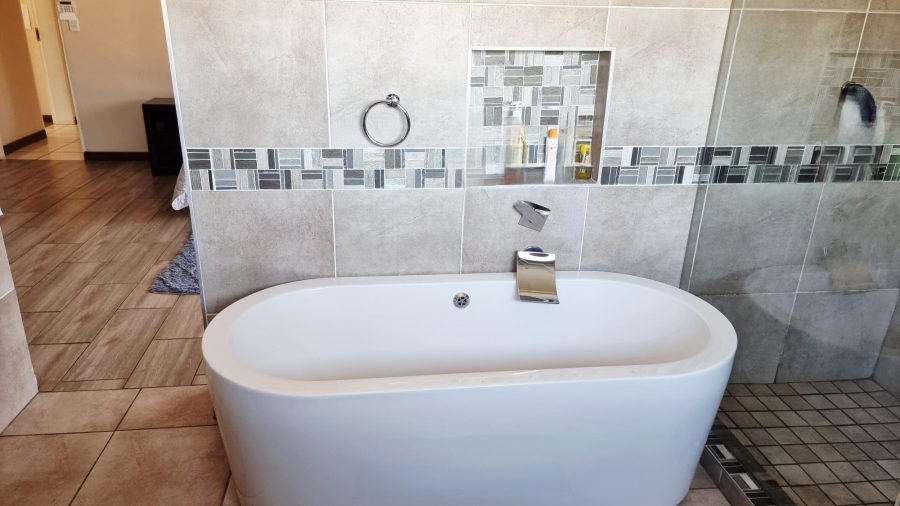 5 Bedroom Property for Sale in Rooihuiskraal Gauteng