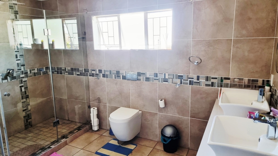 5 Bedroom Property for Sale in Rooihuiskraal Gauteng