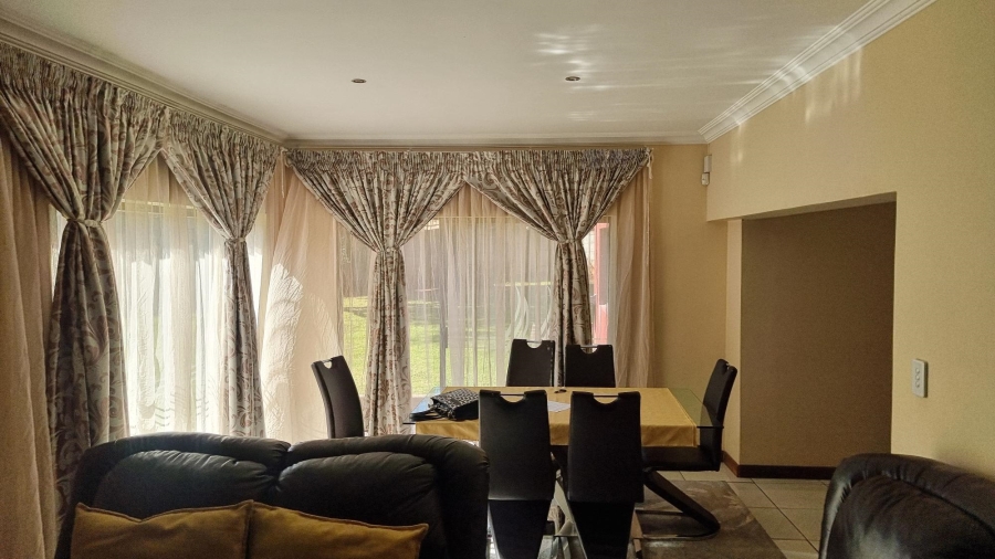 5 Bedroom Property for Sale in Rooihuiskraal Gauteng