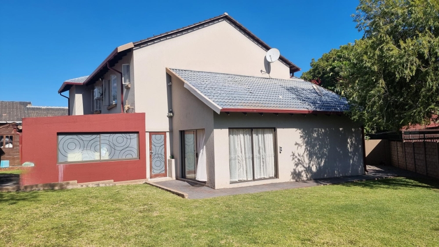 5 Bedroom Property for Sale in Rooihuiskraal Gauteng