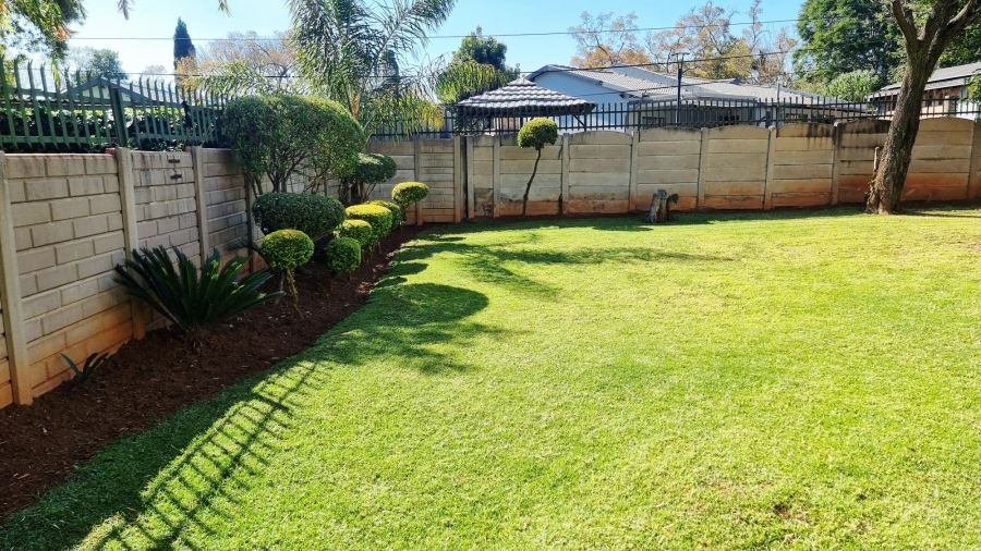 5 Bedroom Property for Sale in Rooihuiskraal Gauteng