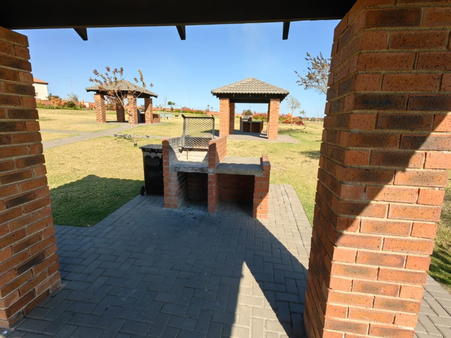 2 Bedroom Property for Sale in The Reeds Gauteng