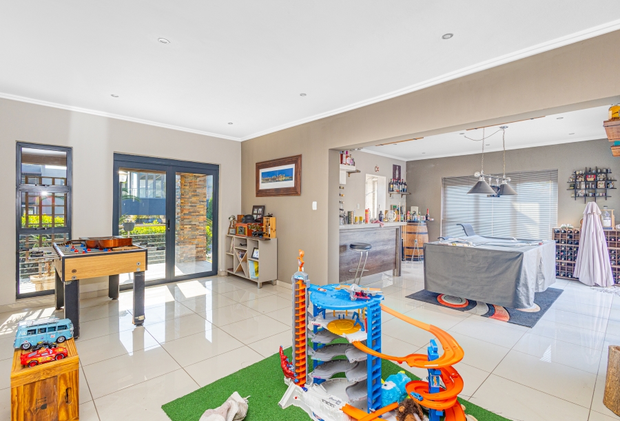 5 Bedroom Property for Sale in Kosmosdal Gauteng
