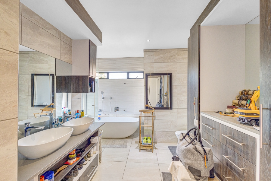 5 Bedroom Property for Sale in Kosmosdal Gauteng