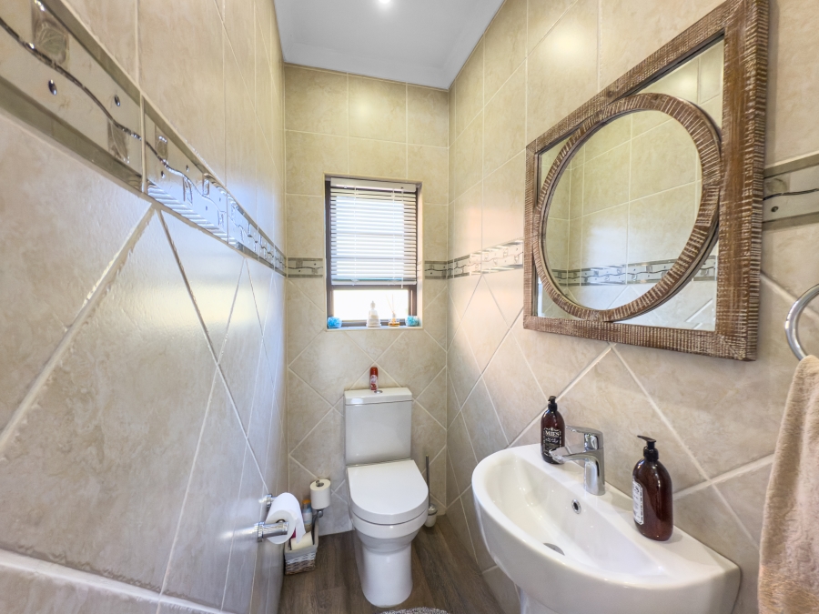 5 Bedroom Property for Sale in Kosmosdal Gauteng