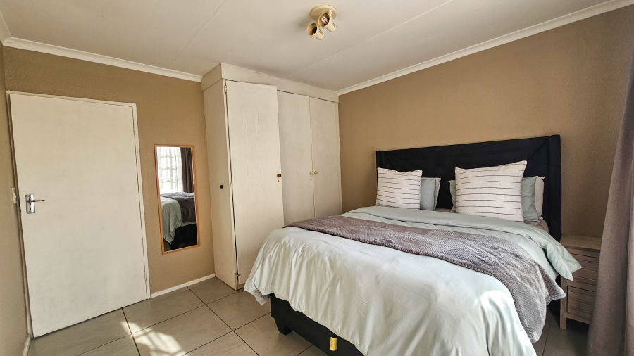 2 Bedroom Property for Sale in Faerie Glen Gauteng