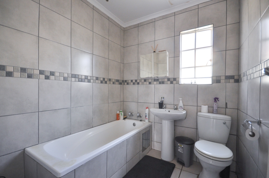 2 Bedroom Property for Sale in Faerie Glen Gauteng