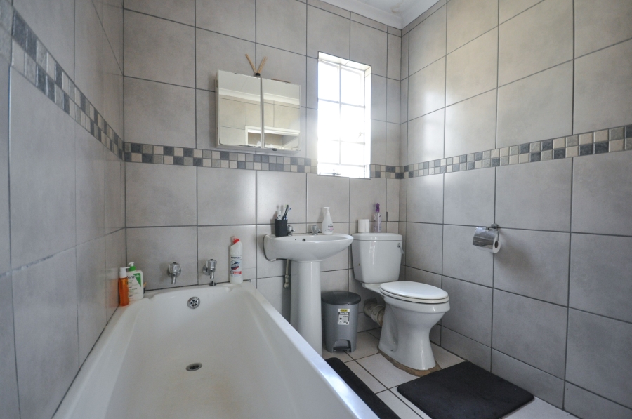 2 Bedroom Property for Sale in Faerie Glen Gauteng