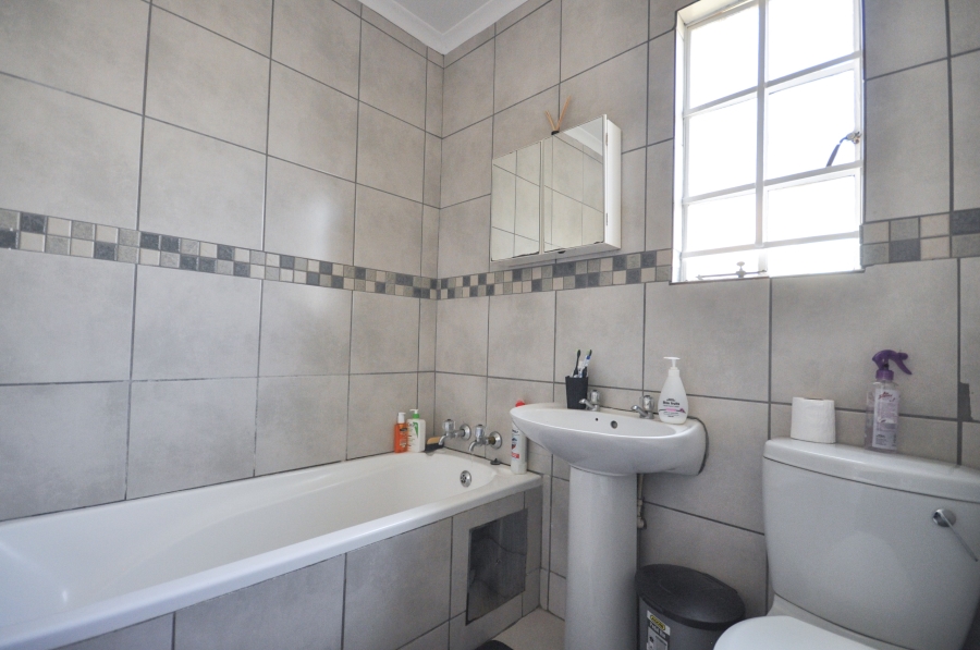 2 Bedroom Property for Sale in Faerie Glen Gauteng