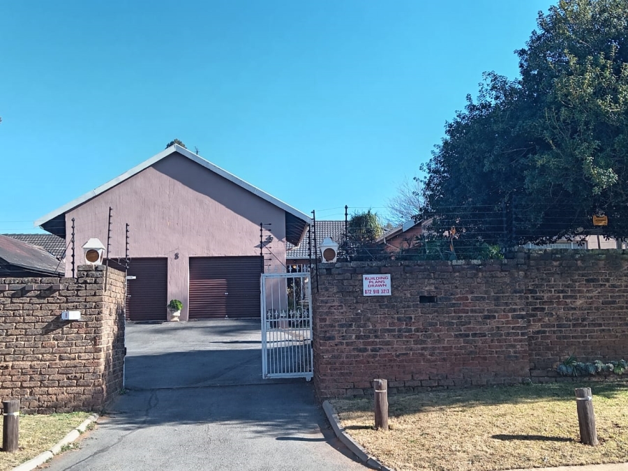 5 Bedroom Property for Sale in Witpoortjie Gauteng