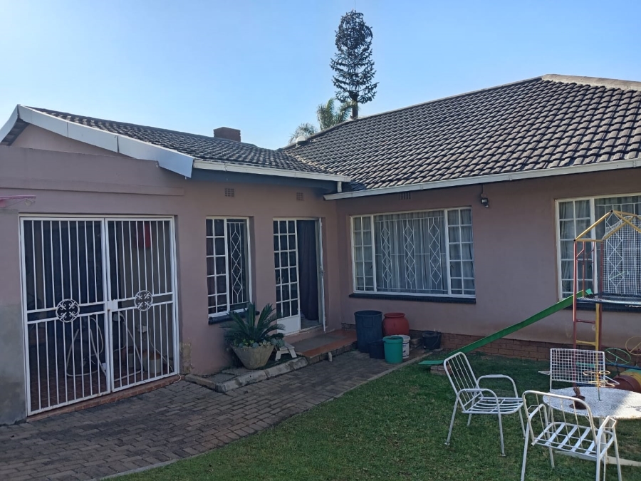 5 Bedroom Property for Sale in Witpoortjie Gauteng