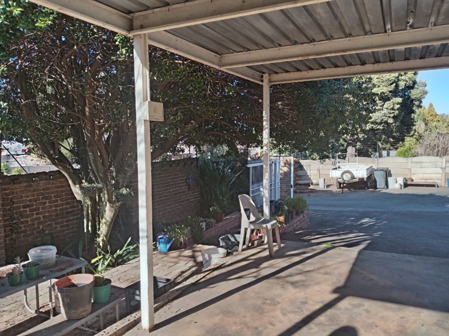 5 Bedroom Property for Sale in Witpoortjie Gauteng
