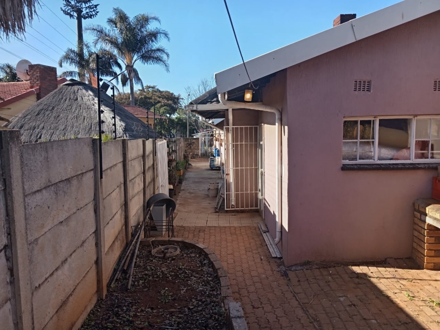 5 Bedroom Property for Sale in Witpoortjie Gauteng