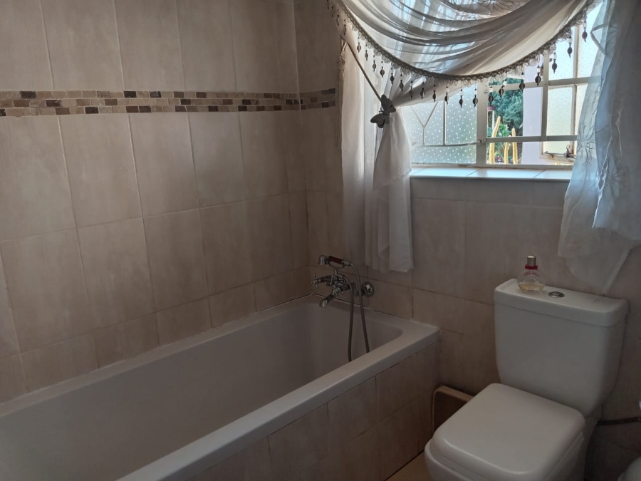 5 Bedroom Property for Sale in Witpoortjie Gauteng