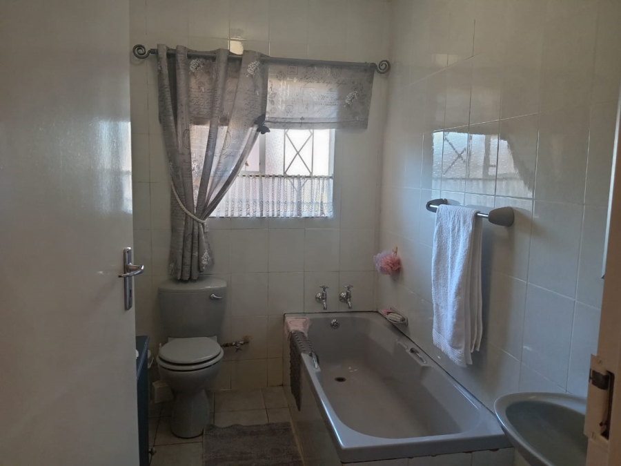 5 Bedroom Property for Sale in Witpoortjie Gauteng