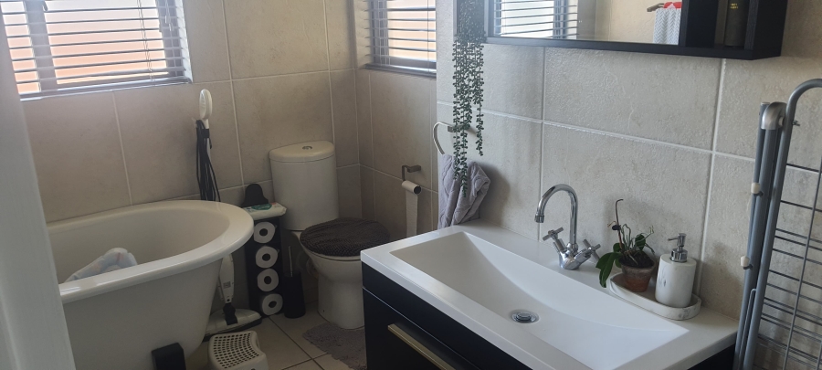 2 Bedroom Property for Sale in Greenstone Hill Gauteng