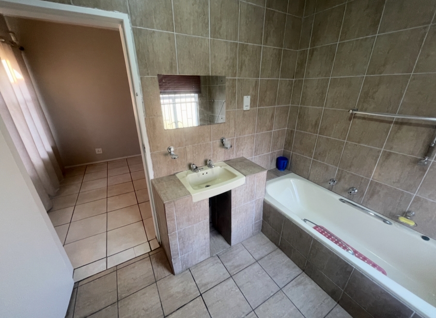 3 Bedroom Property for Sale in Mountain View Gauteng
