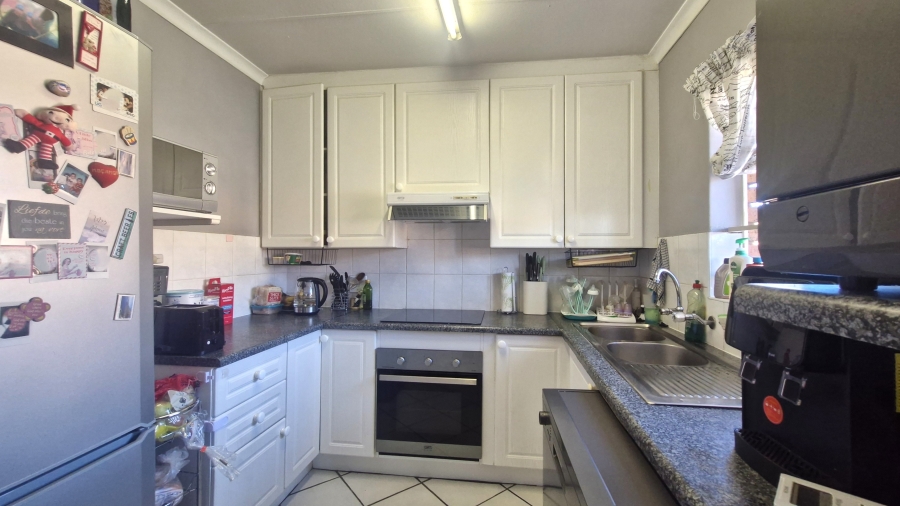 2 Bedroom Property for Sale in Rooihuiskraal North Gauteng