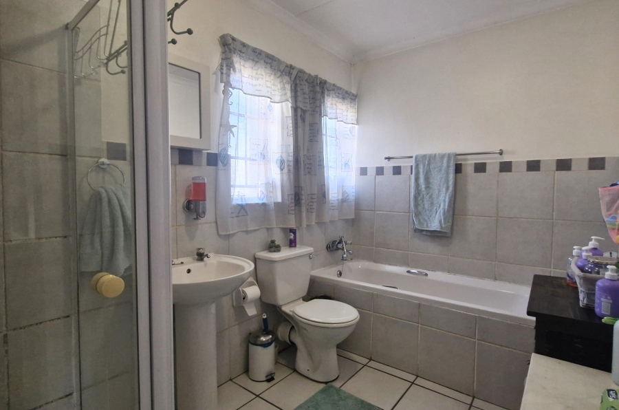 2 Bedroom Property for Sale in Rooihuiskraal North Gauteng